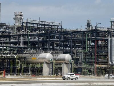 DANGOTE REFINANCIA SU MEGAPROYECTO PETROLERO CON UN PRÉSTAMO DE 4.000 MILLONES DE DÓLARES