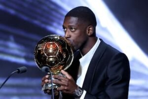 el-beso-de-ousmane-dembele-al-balon-de-oro-el-YOLXD6FEBNDZ5H7WNZCB7CJ7FU