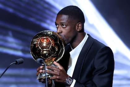 el-beso-de-ousmane-dembele-al-balon-de-oro-el-YOLXD6FEBNDZ5H7WNZCB7CJ7FU