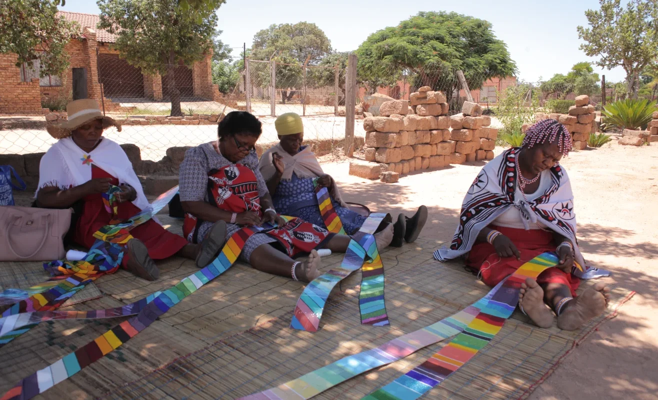 El arte que desarma: Ralph Ziman transforma un avión de guerra en un manifiesto de cuentas y memoria