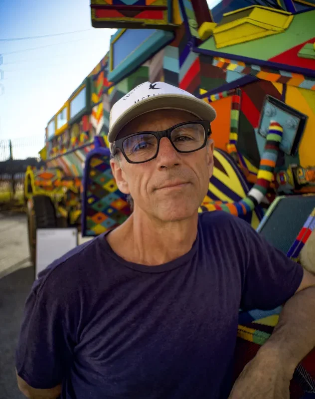 El arte que desarma: Ralph Ziman transforma un avión de guerra en un manifiesto de cuentas y memoria