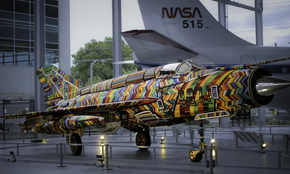 El arte que desarma: Ralph Ziman transforma un avión de guerra en un manifiesto de cuentas y memoria