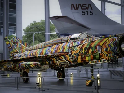 El arte que desarma: Ralph Ziman transforma un avión de guerra en un manifiesto de cuentas y memoria