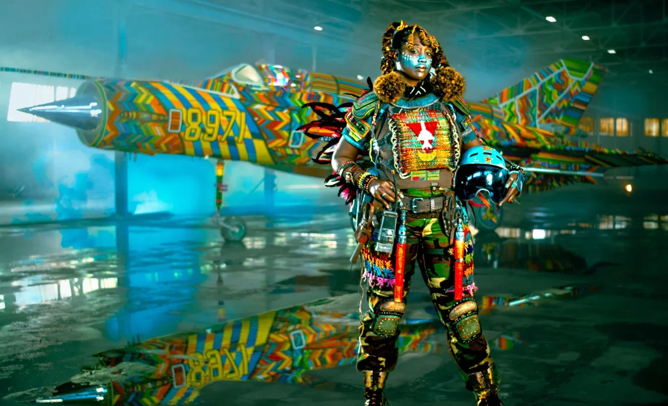 El arte que desarma: Ralph Ziman transforma un avión de guerra en un manifiesto de cuentas y memoria